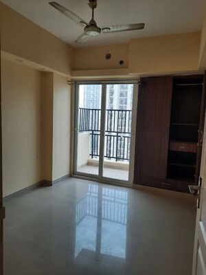 Room in 2.5 BHK Apartment at Sethi Max Royal, Sector 76 – for Rent
