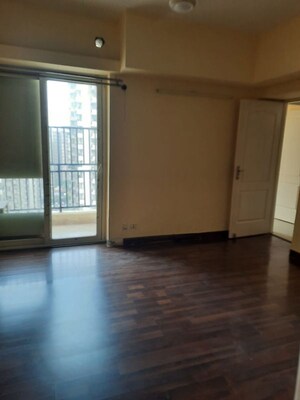 Room in 2.5 BHK Apartment at Sethi Max Royal, Sector 76 – for Rent