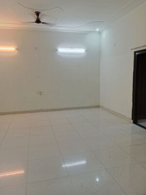 Room in 3 BHK Builder Floor at Parsvnath Paliwal City – for Rent