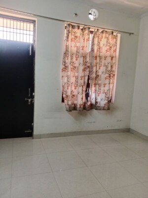 Room in 3 BHK Builder Floor at Parsvnath Paliwal City – for Rent