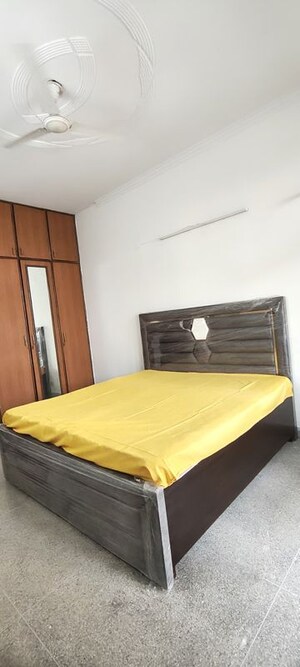 Bedroom in 1 BHK Apartment at Dlf Phase V – for Rent