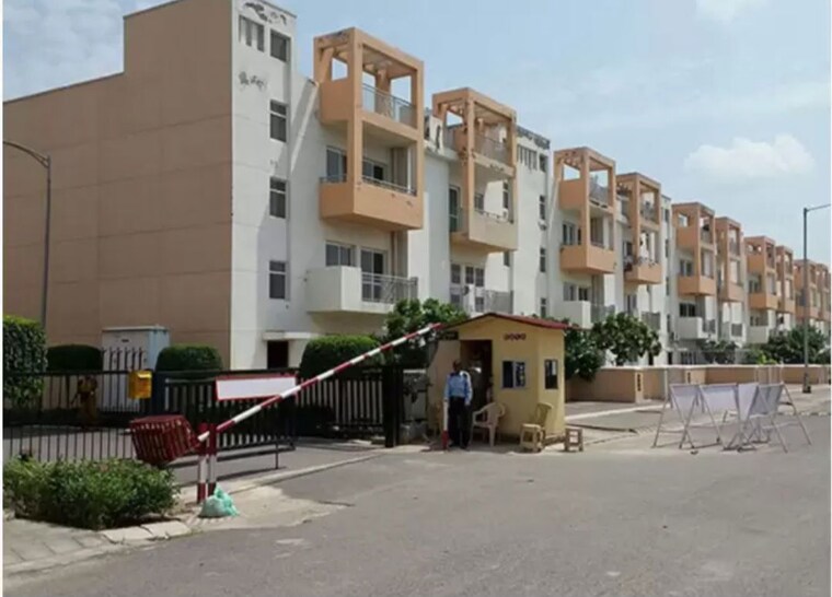 Exterior View, bptp-district-phase-2 3 Bedroom 250 Sq.Yd. Apartment In Sector 84 Faridabad 10432764