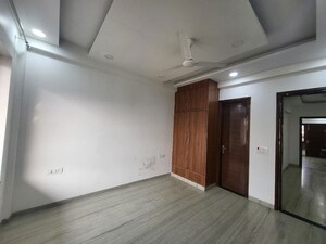 Room in 3 BHK Builder Floor at Sector 10a – for Rent