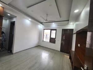 Room in 3 BHK Builder Floor at Sector 10a – for Rent