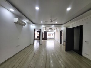 Room in 3 BHK Builder Floor at Sector 10a – for Rent