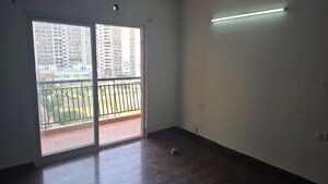 Room in 2.5 BHK Apartment at Antriksh Golf View, Sector 78 – for Rent