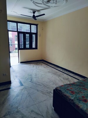 Room in 2 BHK Builder Floor at Sector 52 – for Rent