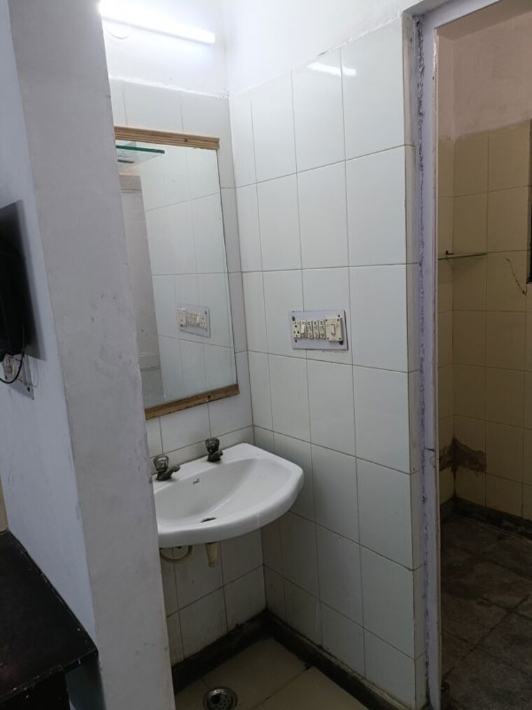 Bathroom, arun-vihar-sector-37 2 Bedroom 900 Sq.Ft. Apartment In Sector 37 Noida 10434961