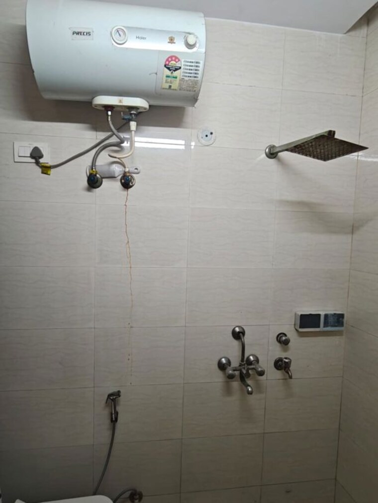 Bathroom, arun-vihar-sector-37 2 Bedroom 900 Sq.Ft. Apartment In Sector 37 Noida 10434961