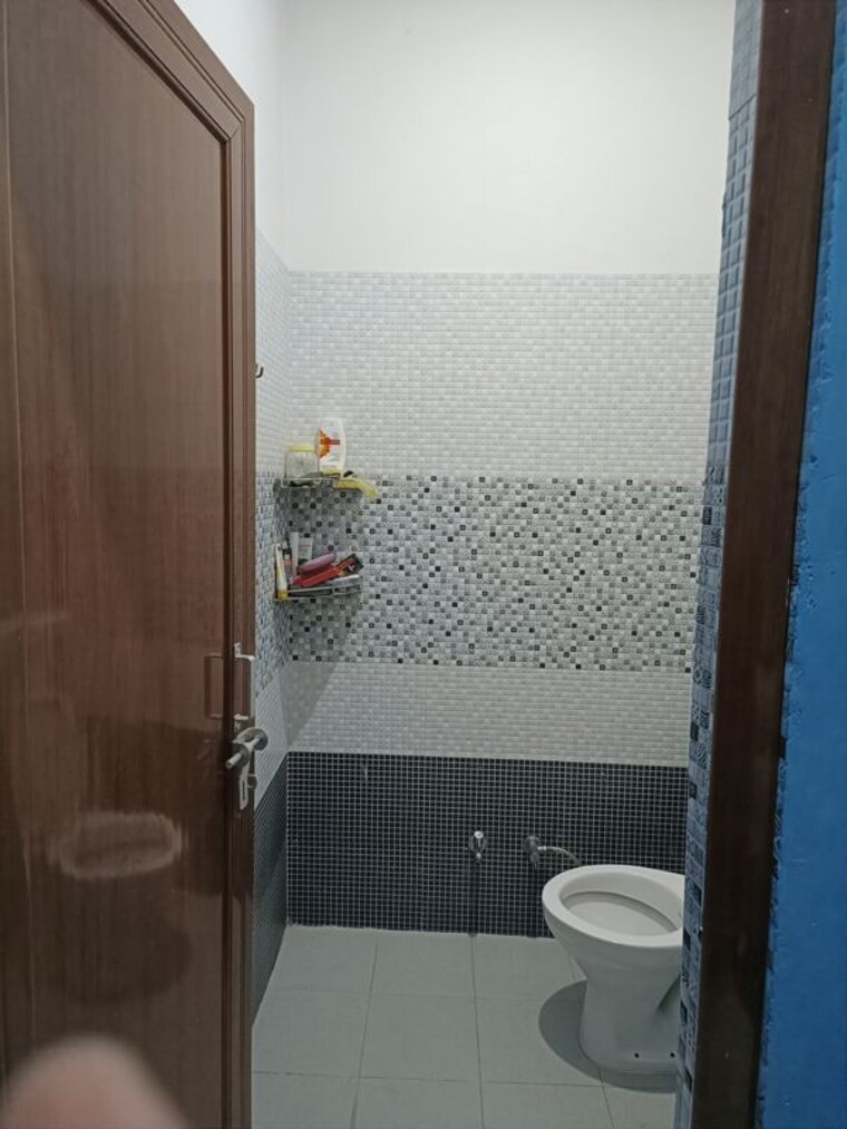 Bathroom, aman-kunj Commercial Warehouse 1200 Sq.Ft. In Gomti Nagar Lucknow 10434952