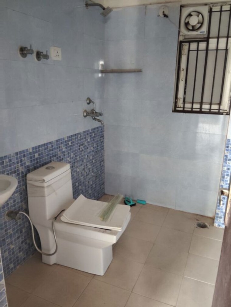 Bathroom, aims-golf-city 2 Bedroom 950 Sq.Ft. Apartment In Sector 75 Noida 10434975