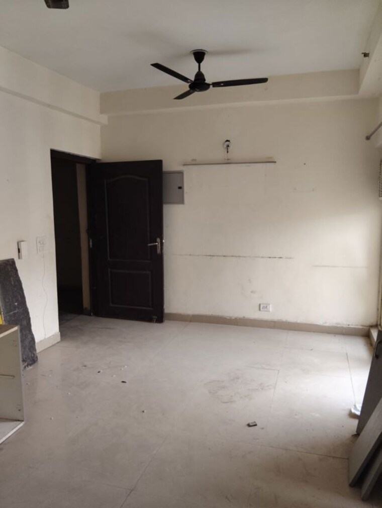 Room, aims-golf-city 2 Bedroom 950 Sq.Ft. Apartment In Sector 75 Noida 10434975