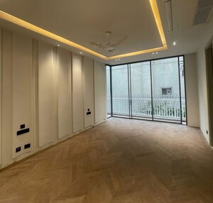 Room in 4 BHK Builder Floor at South Extension ii – for Sale
