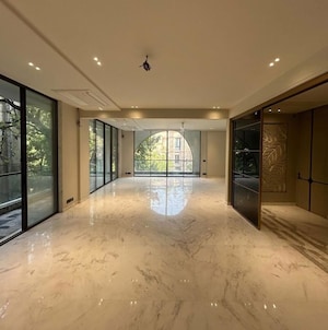 Room in 4 BHK Builder Floor at South Extension ii – for Sale