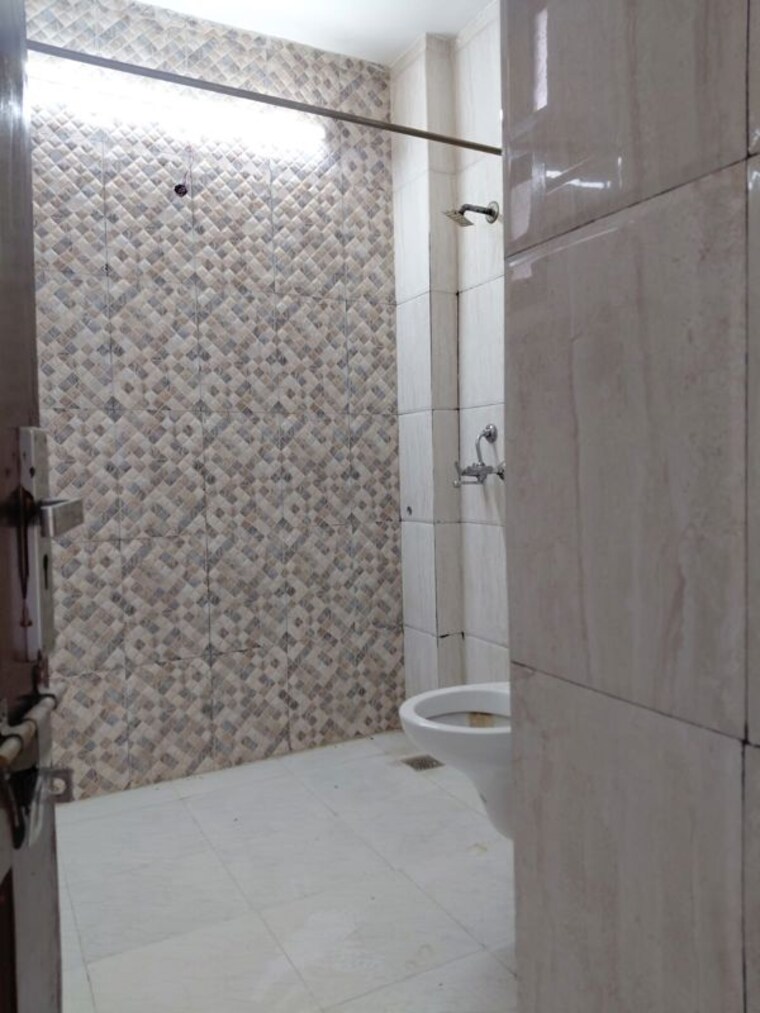Bathroom, sector 105 3 Bedroom 2400 Sq.Ft. Apartment In Sector 105 Noida 10435065