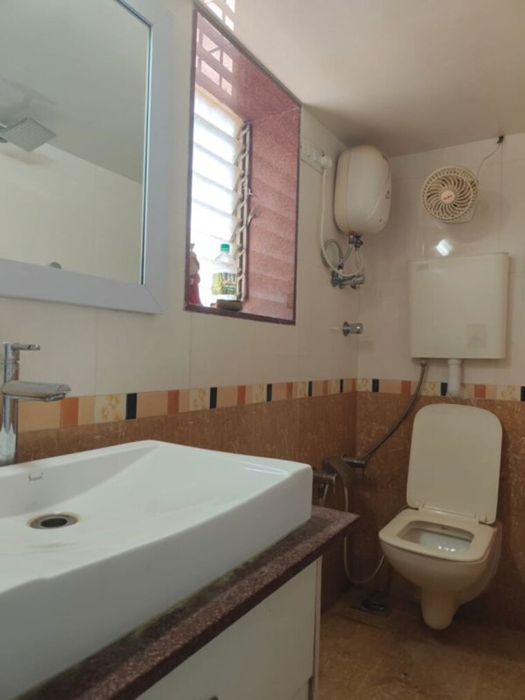 Bathroom, seven bunglow 2 Bedroom 900 Sq.Ft. Apartment In Seven Bunglow Mumbai 10435096