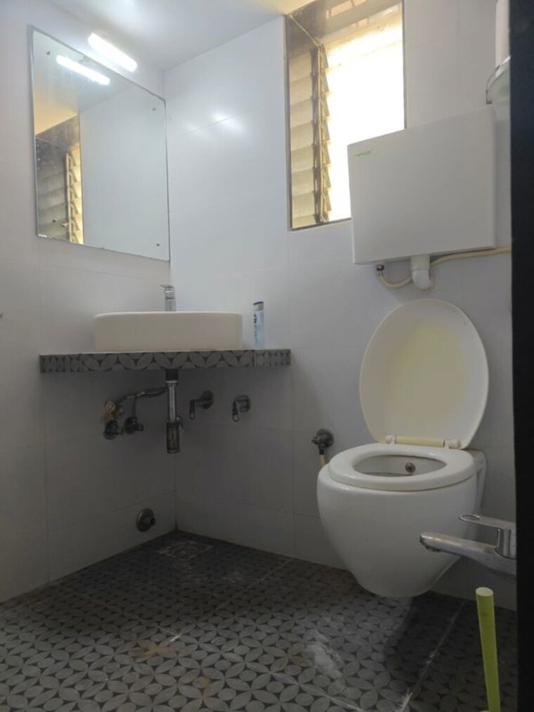 Bathroom, seven bunglow 2 Bedroom 900 Sq.Ft. Apartment In Seven Bunglow Mumbai 10435096