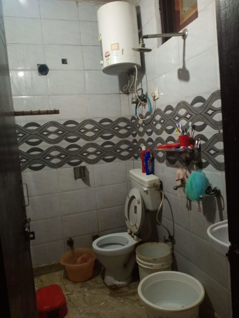 Bathroom, rohini sector 3 1 Bedroom 400 Sq.Ft. Builder Floor In Rohini Sector 3 Delhi 10435146