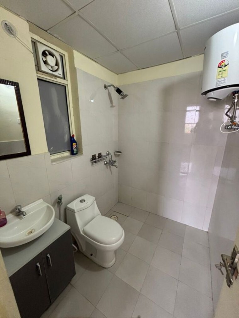 Bathroom, pyramid-fusion-homes 2 Bedroom 760 Sq.Ft. Apartment In Sector 70a Gurgaon 10435151