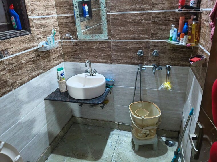 Bathroom, rohini sector 3 3 Bedroom 1100 Sq.Ft. Builder Floor In Rohini Sector 3 Delhi 10435163