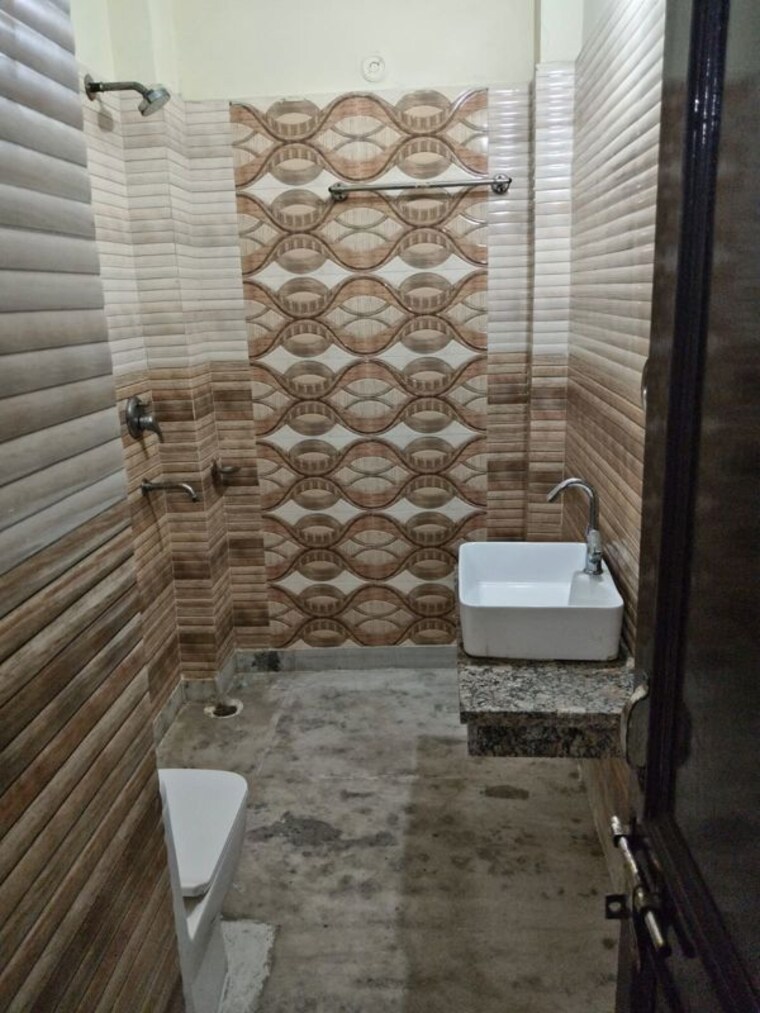 Bathroom, sector 46 3 Bedroom 3200 Sq.Ft. Apartment In Sector 46 Noida 10435143