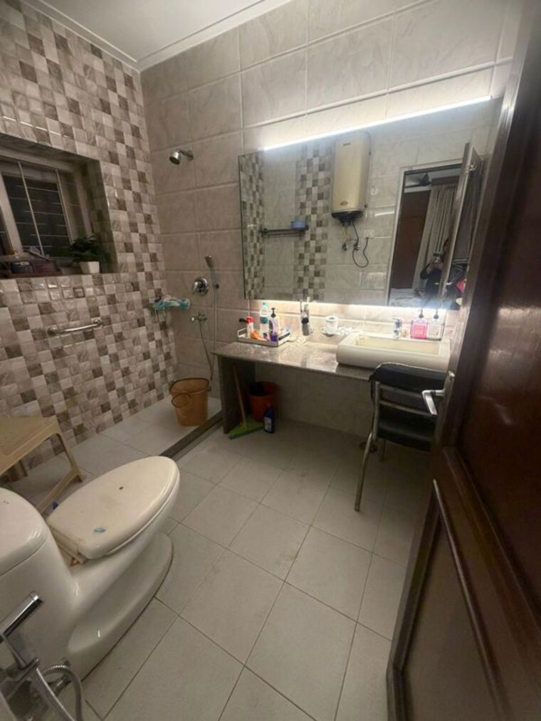 Bathroom, alaknanda-society 3 Bedroom 2256 Sq.Ft. Builder Floor In Sector 56 Gurgaon 10435226