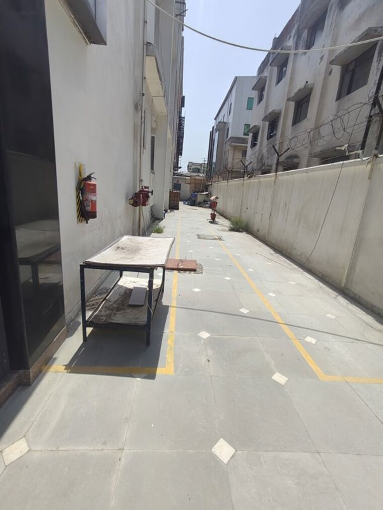 Balcony, sector 63 Commercial Warehouse 22000 Sq.Ft. In Sector 63 Noida 10435349