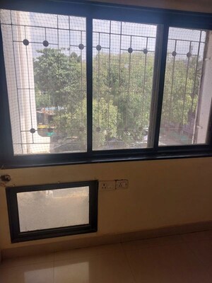 Room in 2 BHK Apartment at Sion – for Rent