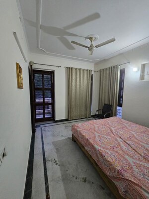Bedroom in 3 BHK Builder Floor at Sector 46 – for Rent