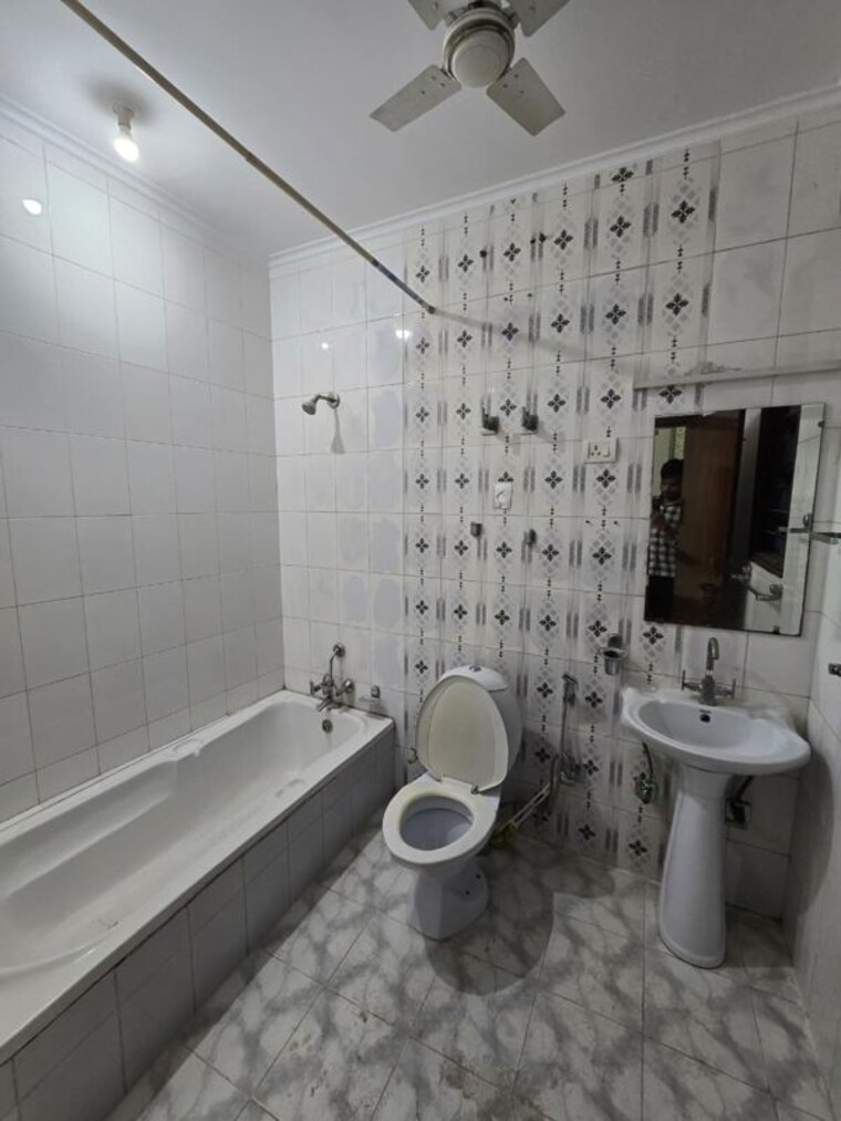 Bathroom, sector 46 3 Bedroom 2400 Sq.Ft. Builder Floor In Sector 46 Gurgaon 10434005