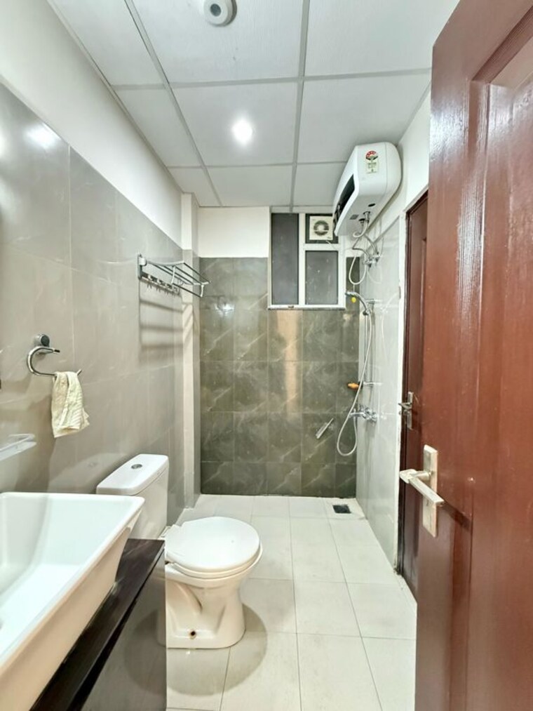 Bathroom, sushma-crescent 3 Bedroom 1860 Sq.Ft. Apartment In Dhakoli Zirakpur 10435517
