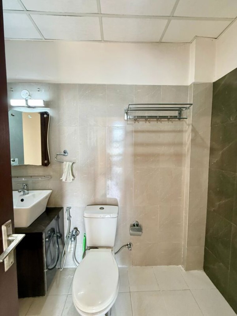 Bathroom, sushma-crescent 3 Bedroom 1860 Sq.Ft. Apartment In Dhakoli Zirakpur 10435517