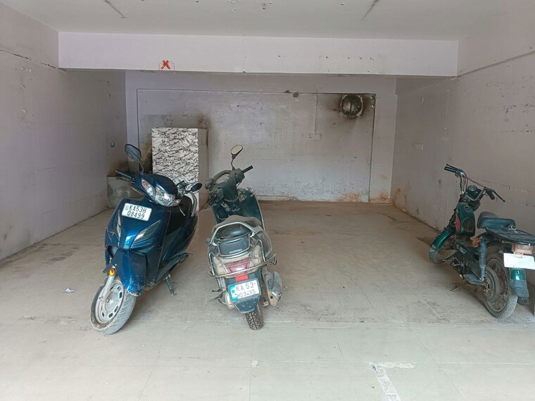  Parking, whitefield Commercial Shop 550 Sq.Ft. In Whitefield Bangalore 10435650