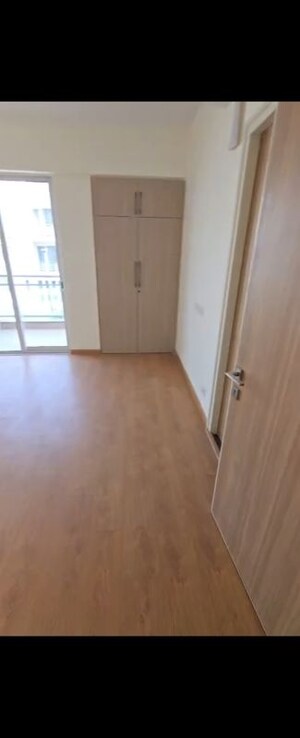 Room in 3.5 BHK Apartment at Godrej Golf Link Villas, Sector 27 Yamuna Expressway – for Rent