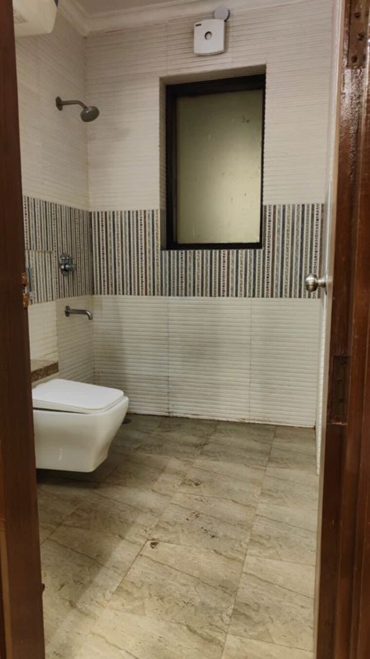 Bathroom, sector 56 1.5 Bedroom 900 Sq.Ft. Builder Floor In Sector 56 Gurgaon 10435687