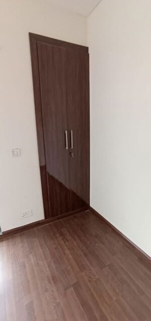 Room in 3 BHK Apartment at BPTP Parkland Pride, Sector 77 – for Rent