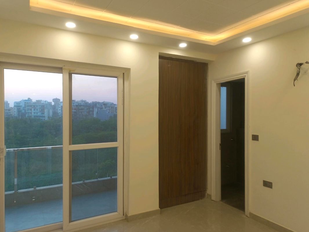 Room in 4 BHK Builder Floor at Sector 37 – for Rent