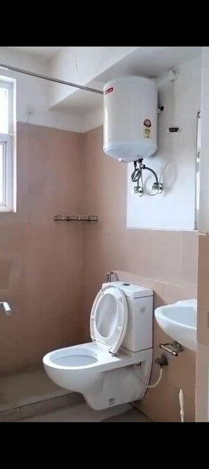 Bathroom in 3.5 BHK Apartment at Emaar Emerald Floors Premier, Sector 65 – for Rent