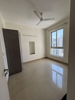 2.5 BHK Apartment For Rent in Emaar Emerald Estate, Sector 65