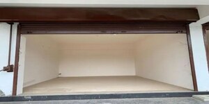 Room in  Shop at Entally – for Rent