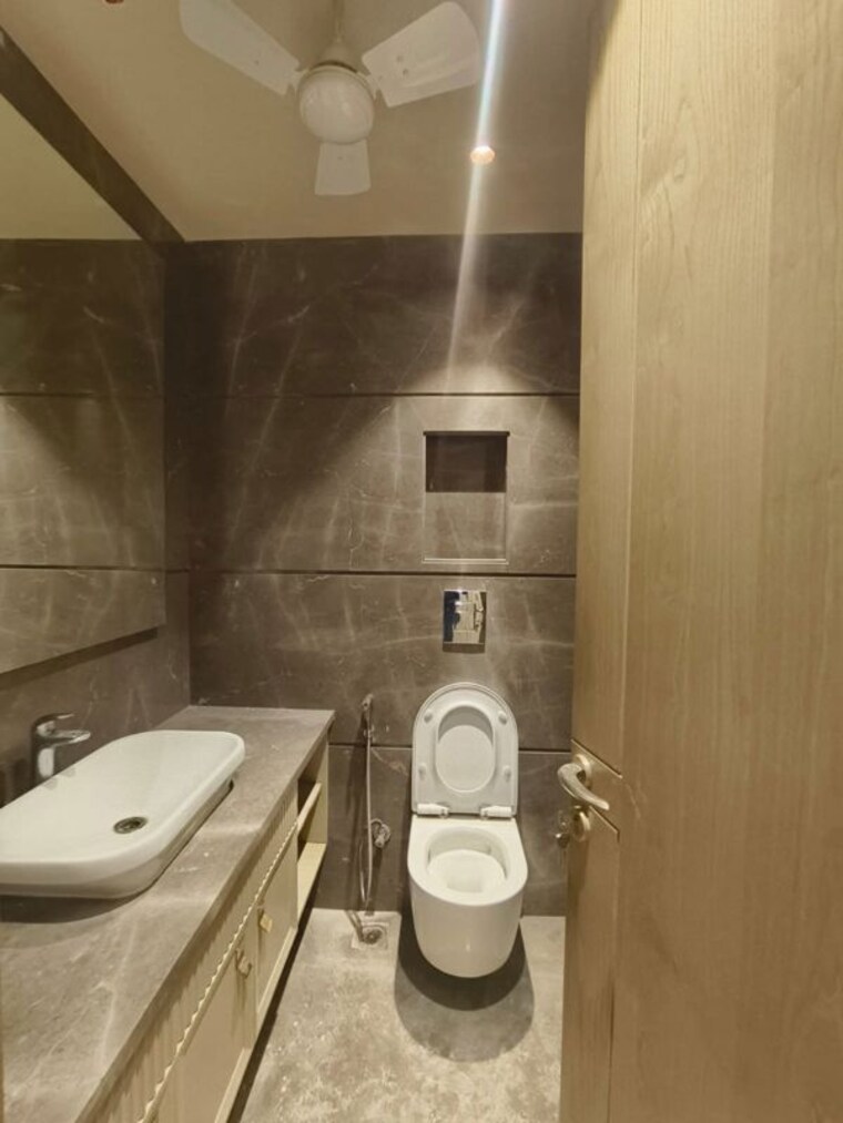 Bathroom, chanakyapuri 3 Bedroom 375 Sq.Yd. Builder Floor In Chanakyapuri Delhi 10435948