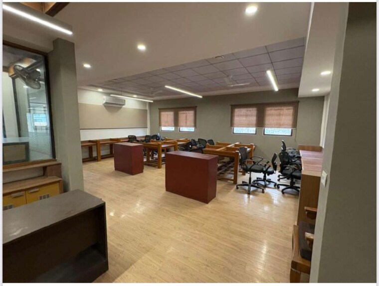  Parking, sector 63 Commercial Office Space in IT/SEZ 4200 Sq.Ft. In Sector 63 Noida 10436119