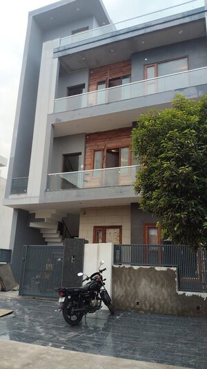 3 BHK Builder Floor For Sale in Sector 15