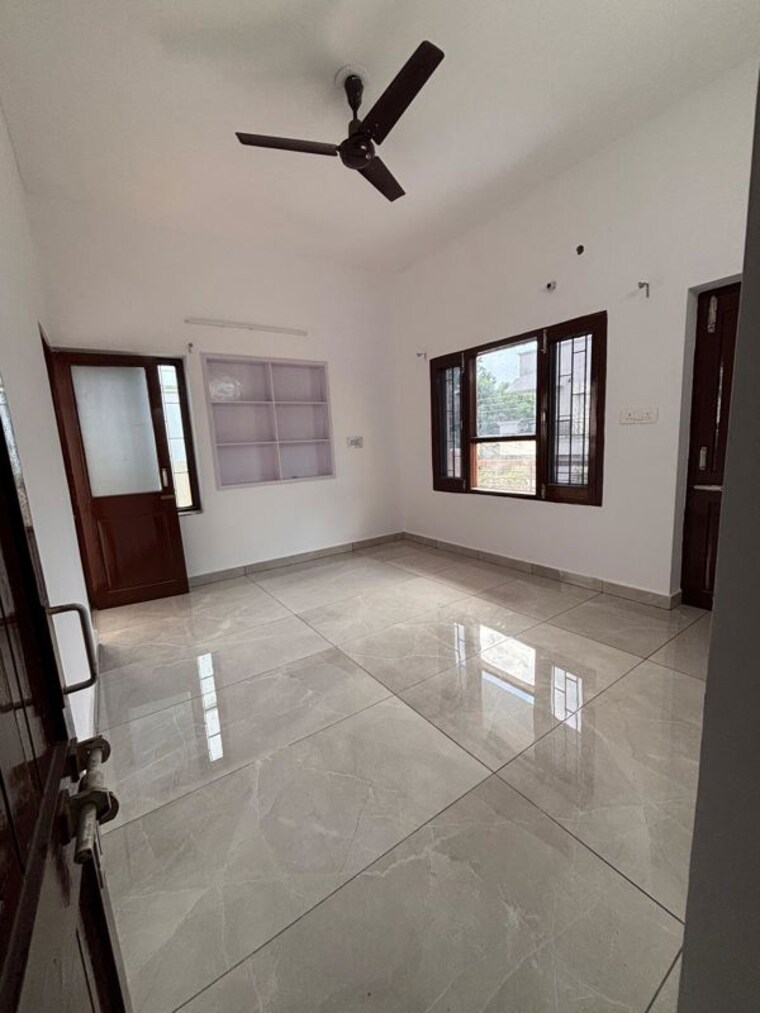 Room, sector 17 3 Bedroom 250 Sq.Ft. Builder Floor In Sector 17 Panchkula 10436159
