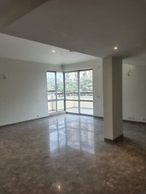 Room in 4 BHK Villa at Unitech Uniworld Resorts-The Residences, Sector 33 – for Rent