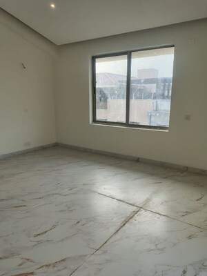 Room in 4 BHK Villa at Unitech Uniworld Resorts-The Residences, Sector 33 – for Rent