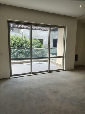 Room in 4 BHK Villa at Unitech Uniworld Resorts-The Residences, Sector 33 – for Rent