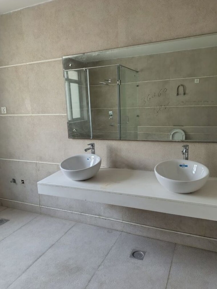 Bathroom, unitech-uniworld-resorts-the-residences 4 Bedroom 500 Sq.Yd. Villa In Sector 33 Gurgaon 10436069