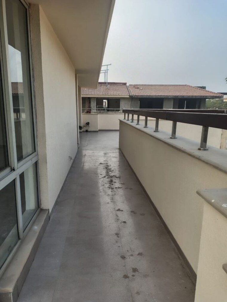 Balcony, unitech-uniworld-resorts-the-residences 4 Bedroom 500 Sq.Yd. Villa In Sector 33 Gurgaon 10436069