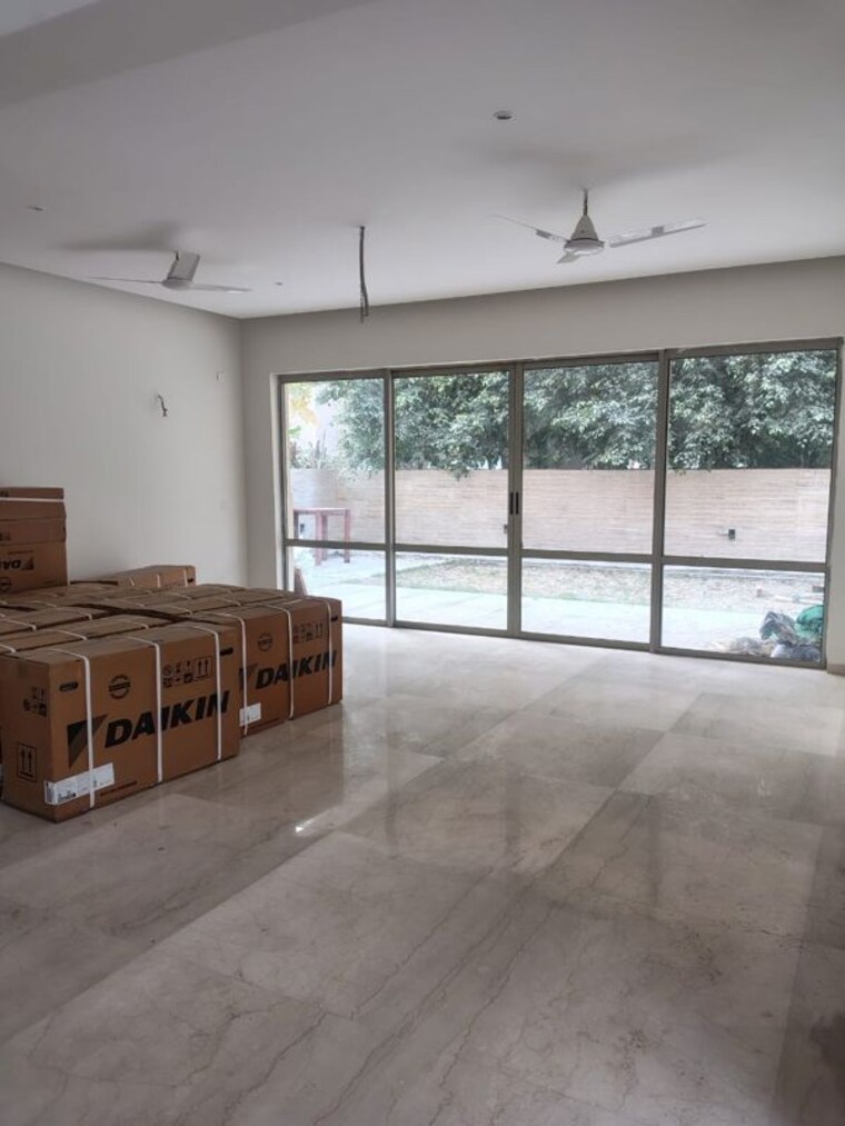  Parking, unitech-uniworld-resorts-the-residences 4 Bedroom 500 Sq.Yd. Villa In Sector 33 Gurgaon 10436069